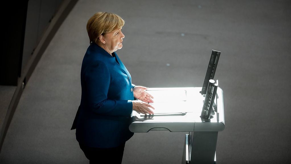 Bundeskanzlerin Angela Merkel bei ihrer Regierungserklärung zum EU-Rat und ASEM-Gipfel.