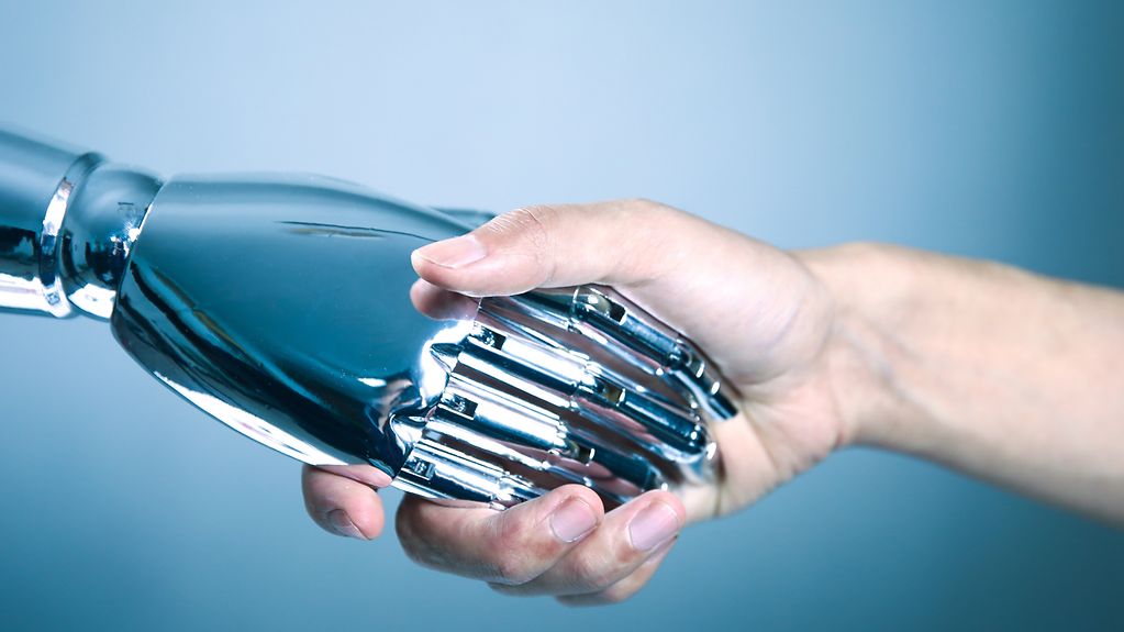 Mensch und Roboter: Künstliche Intelligenz ist längst im Alltag angekommen.