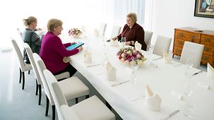 Bundeskanzlerin Angela Merkel im Gespräch mit Norwegens Ministerpräsidentin Erna Solberg.