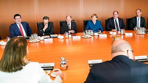 Bundeskanzlerin Angela Merkel und Bundesminister vor Beginn der Kabinettssitzung am Kabinettstisch.