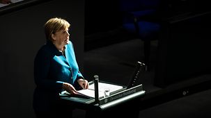 Bundeskanzlerin Angela Merkel spricht im Bundestag zum bervorstehenden EU-Rat und ASEM-Gipfel.