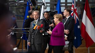 Bundeskanzlerin Angela Merkel gibt ein Pressestatement vor Beginn des Asien-Europa-Gipfels.