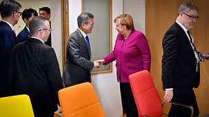 Bundeskanzlerin Angela Merkel empfängt im deutschen Delegationsbüro beim Asien-Europa-Gipfel Moon Jae-in, Südkoreas Präsident.