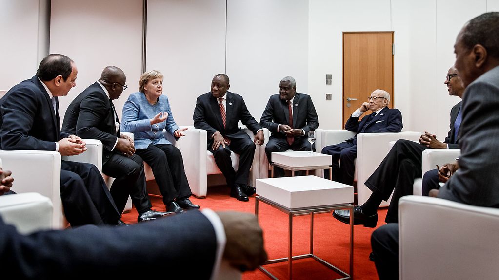 Bundeskanzlerin Angela Merkel im Gespräch mit afrikanischen Staatschefs im Axica.