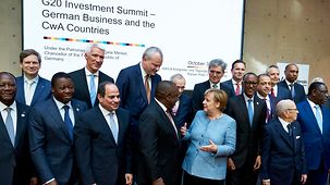 Bundeskanzlerin Angela Merkel beim Familienfoto bei der G20-Compact-with-Africa-Investorenkonferenz. 