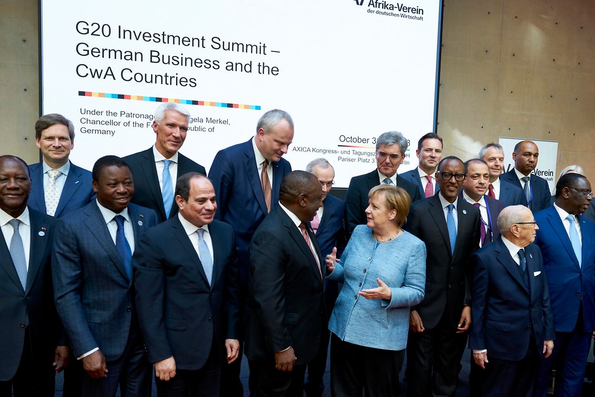 Bundeskanzlerin Angela Merkel beim Familienfoto bei der G20-Compact-with-Africa-Investorenkonferenz. 