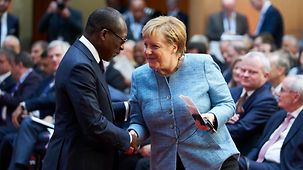 Bundeskanzlerin Angela Merkel begrüßt Patrice Talon, Präsident der Republik Benin, bei der Afrika-Investorenkonferenz.