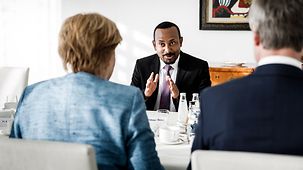 Bundeskanzlerin Angela Merkel im Gespräch mit Abiy Ahmed, äthiopischer Premierminister.