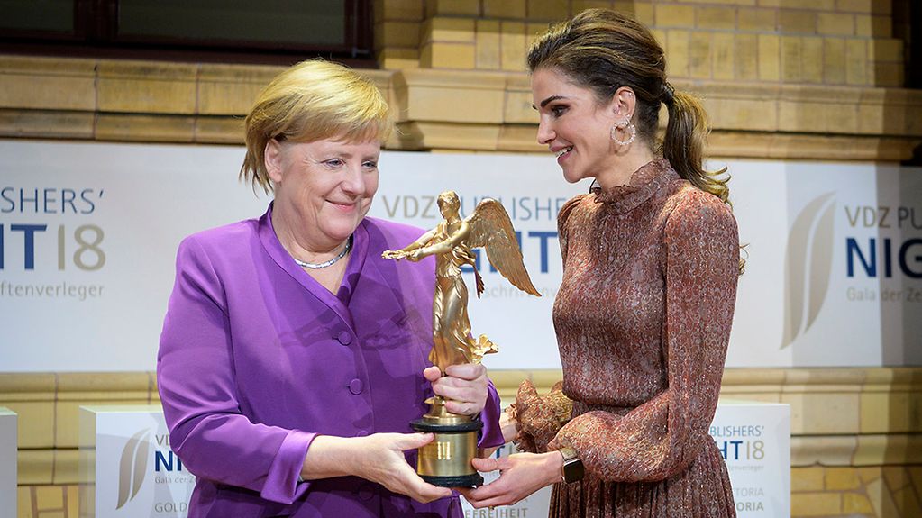 Königin Rania von Jordanien übergibt Bundeskanzlerin Angela Merkel die Ehren-Victoria.