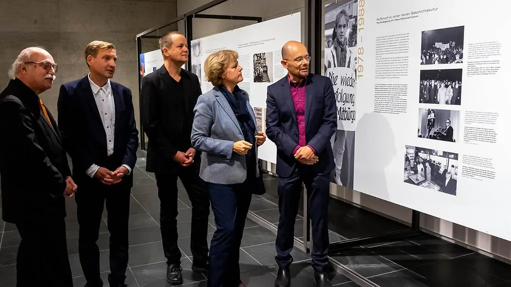 Kulturstaatsministerin Grütters bei ihrem Rundgang durch die Ausstellung.