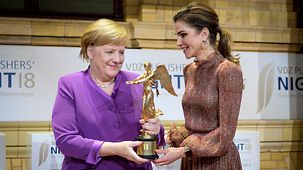 Bundeskanzlerin Angela Merkel bekommt bei der Publishers' Night des VDZ die "Ehren-Victoria" von Königin Rania von Jordanien überreicht.