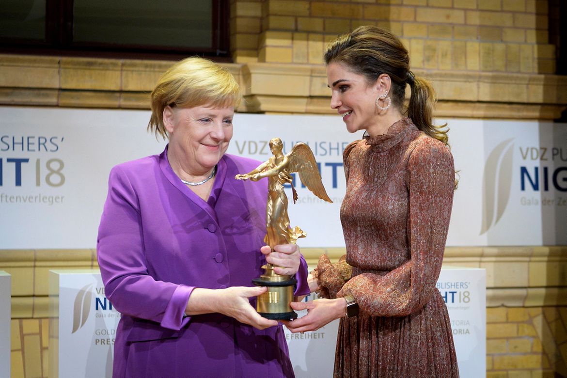 Bundeskanzlerin Angela Merkel bekommt bei der Publishers' Night des VDZ die "Ehren-Victoria" von Königin Rania von Jordanien überreicht.