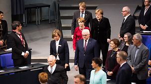 Bundeskanzlerin Angela Merkel kommt im Bundestag zur Gedenkstunde aus Anlass des 100-jährigen Jahrestags der Ausrufung der Republik. 