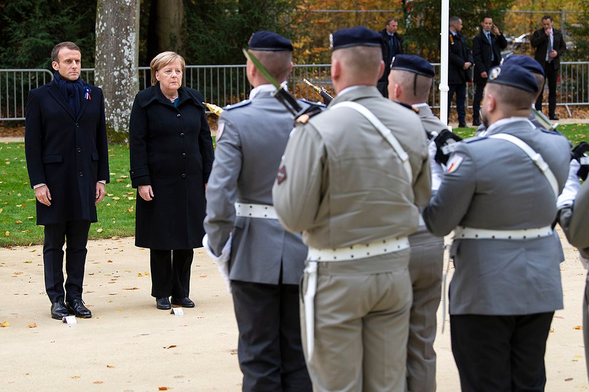 Bundeskanzlerin Angela Merkel neben Frankreichs Präsident Emmanuel Macron bei der Gedenkveranstaltung zum Ende des Ersten Weltkriegs.