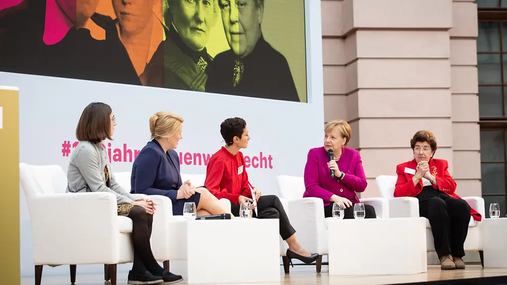 Bundeskanzlerin Angela Merkel im Gespräch mit Podiumsdiskussion mit Unternehmerin Rein (v.l.), Bundesministerin Giffey, Moderatori Gökdemir und Politikerin Peschel-Gutzeit.
