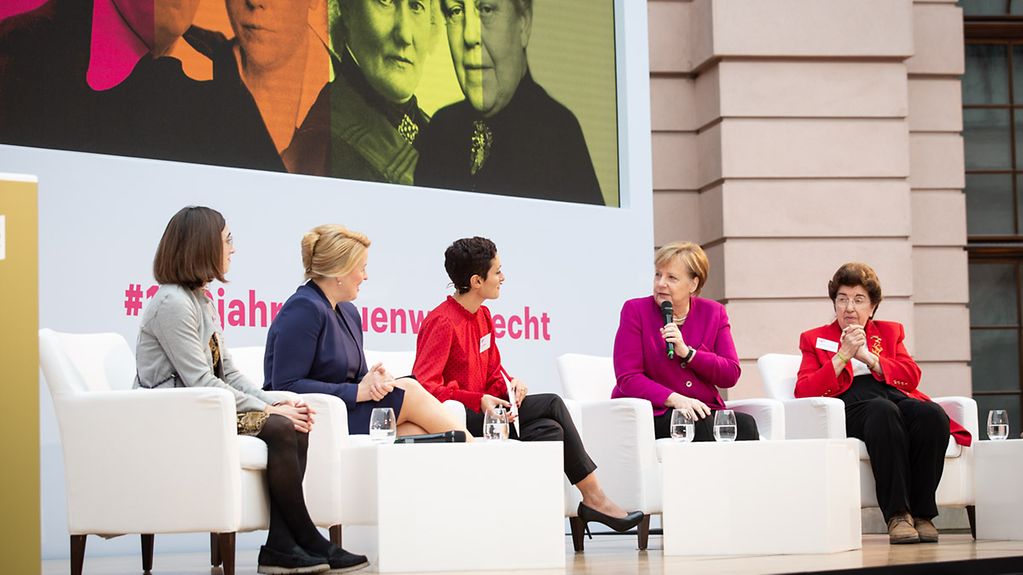 Bundeskanzlerin Angela Merkel im Gespräch mit Podiumsdiskussion mit Unternehmerin Rein (v.l.), Bundesministerin Giffey, Moderatori Gökdemir und Politikerin Peschel-Gutzeit.