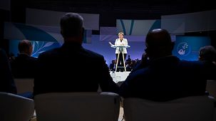 La chancelière fédérale Angela Merkel s’exprime lors du Forum de Paris sur la Paix