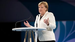 La chancelière fédérale Angela Merkel lors du Forum de Paris sur la Paix