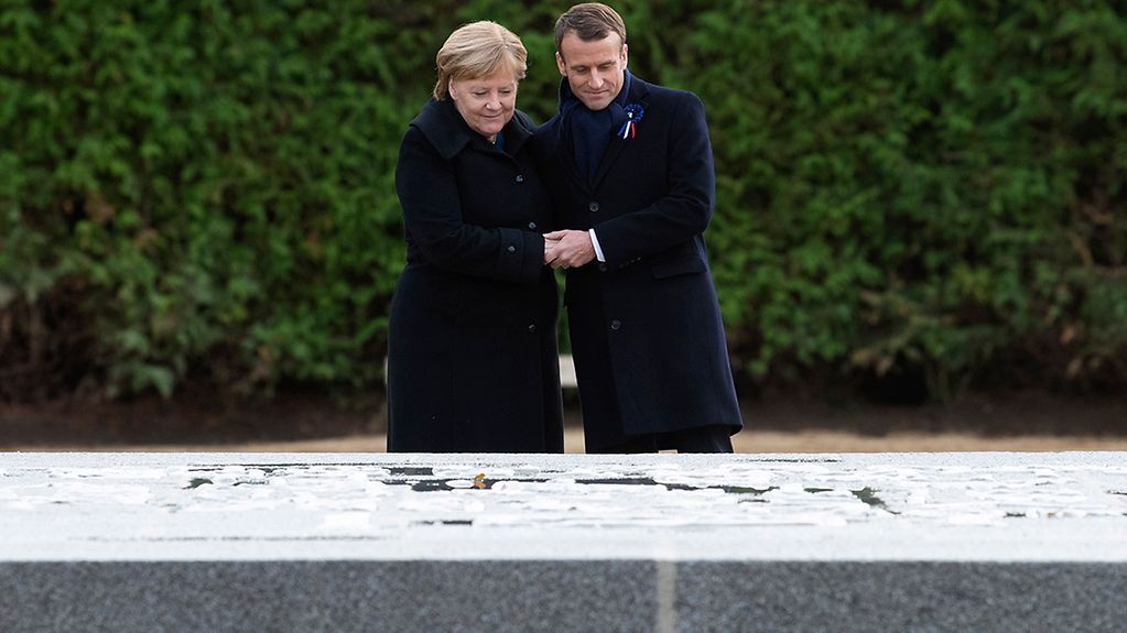 La chancelière fédérale Angela Merkel et le président français Emmanuel Macron commémorent dans la clairière de Rethondes, à Compiègne, l’armistice du 11 novembre 1918 scellant la fin de la Première Guerre mondiale