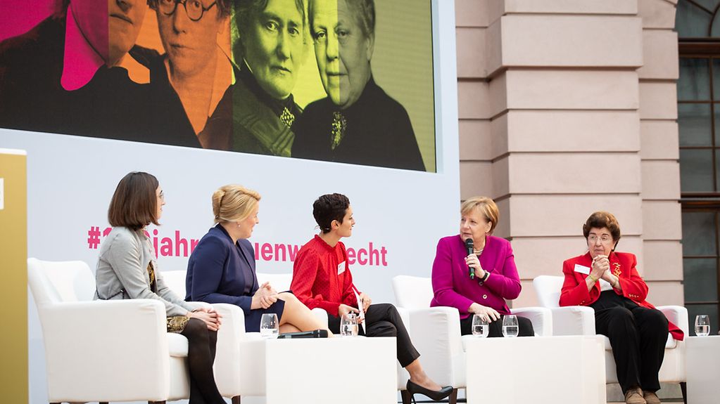 Chancellor Angela Merkel during a panel discussion with Raffaela Rein (left to right), Minister Franziska Giffey, Chair Nazan Gökdemir and politician Lore Maria Peschel-Gutzeit