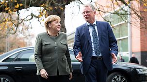 Bundeskanzlerin Angela Merkel wird durch den Direktor des Hasso-Plattner-Instituts, Christoph Meinel, zur Kabinettsklausur begrüßt.
