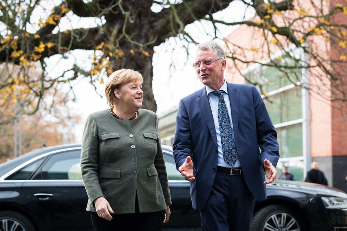 Bundeskanzlerin Angela Merkel wird durch den Direktor des Hasso-Plattner-Instituts, Christoph Meinel, zur Kabinettsklausur begrüßt.