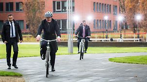 Olaf Scholz, Bundesminister der Finanzen, kommt auf einem Fahrrad zur Kabinettsklausur.