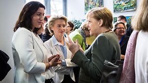 Bundeskanzlerin Angela Merkel im Gespräch mit Ursula von der Leyen, Bundesministerin der Verteidigung, und Staatsministerin Dorothee Bär, Beauftragte der Bundesregierung für Digitalisierung.