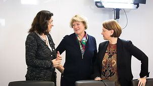 Die Staatsministerinnen Dorothee Bär, Monika Grütters und Annette Widmann-Mauz im Gespräch.