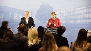 Bundeskanzlerin Angela Merkel spricht zum Abschluss der Kabinettsklausur neben Olaf Scholz, Bundesminister der Finanzen.