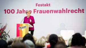 Bundeskanzlerin Angela Merkel bei einer Veranstaltung anlässlich 100 Jahre Frauenwahlrecht.