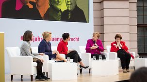 Bundeskanzlerin Angela Merkel bei einer Diskussionsrunde anlässlich 100 Jahre Frauenwahlrecht.