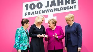 Bundeskanzlerin Angela Merkel bei einer Veranstaltung anlässlich 100 Jahre Frauenwahlrecht mit Rita Süßmuth, Manuela Schwesig und Franzika Giffey.