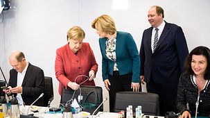 Bundeskanzlerin Angela Merkel kommt zur Kabinettsklausur zum Thema Digitalisierung.