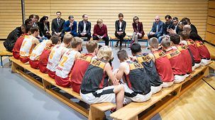 Bundeskanzlerin Angela Merkel im Gespräch mit Mitgliedern des Basketballvereins "Niners".