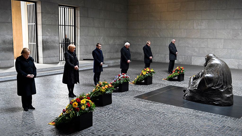 La chancelière fédérale Angela Merkel, aux côtés du président français Emmanuel Macron et du président fédéral Frank-Walter Steinmeier, dépose une gerbe au mémorial de la Neue Wache à Berlin