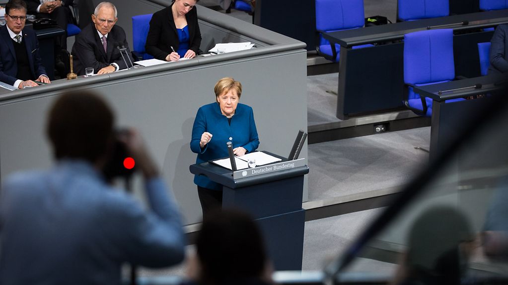 Bundeskanzlerin Angela Merkel spricht in der Generaldebatte zum Haushalt im Bundestag.