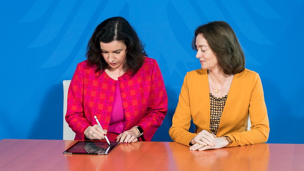 Staatsministerin Dorothee Bär, Beauftragte der Bundesregierung für Digitalisierung, unterzeichnet den "Contract for the Web" neben Katarina Barley, Bundesministerin der Justiz und für Verbraucherschutz.