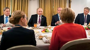 Angela Merkel parle avec Vladimir Poutine