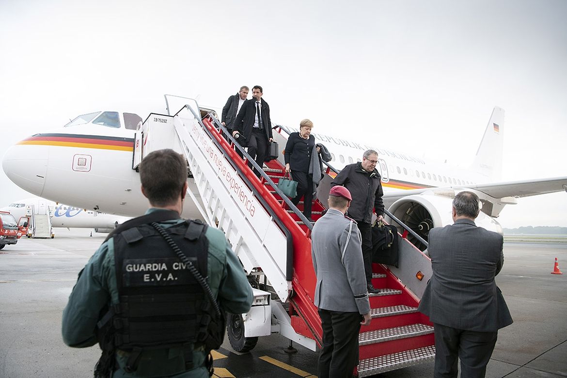 La chancelière fédérale Angela Merkel descend de l’avion