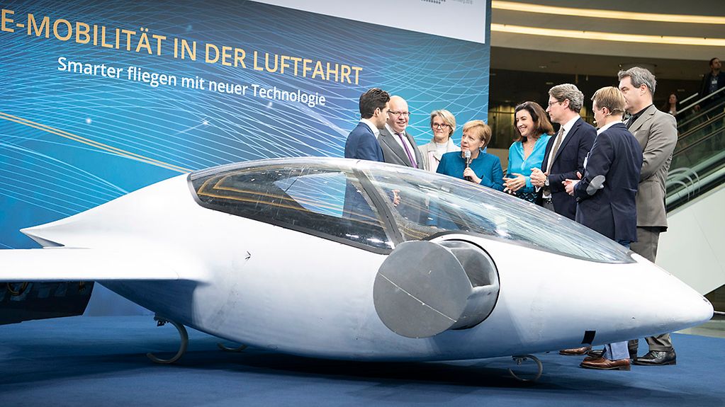Bundeskanzlerin Angela Merkel bei der Vorstellung des weltweit ersten senkrecht startenden und landenden elektrischen Jet-Flugzeugs.