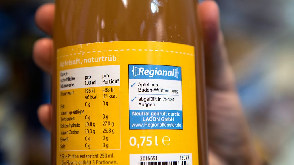 Lebensmittelkennzeichnung mit Angabe von Nährstoffen und anderem auf einer Saftflasche