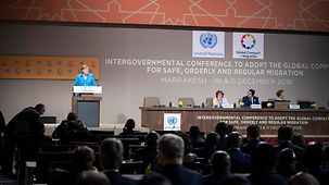 Bundeskanzlerin Angela Merkel spricht auf der Konferenz zur Annahme des UN-Migrationspakts.