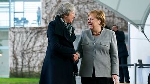 Bundeskanzlerin Angela Merkel begrüßt Großbritanniens Premierministerin Theresa May im Kanzleramt.