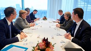 Bundeskanzlerin Angela Merkel im Gespräch mit Großbritanniens Premierministerin Theresa May im Kanzleramt.
