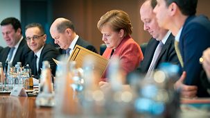 Bundeskanzlerin Angela Merkel schaut vor Beginn der Kabinettssitzung in ihre Unterlagen.