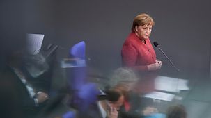 Bundeskanzlerin Angela Merkel stellt sich im Bundestag den Fragen der Abgeordneten.