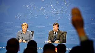 Bundeskanzlerin Angela Merkel neben Steffen Seibert, Sprecher der Bundesregierung, bei der Abschluss-Pressekonferenz zum EU-Rat.