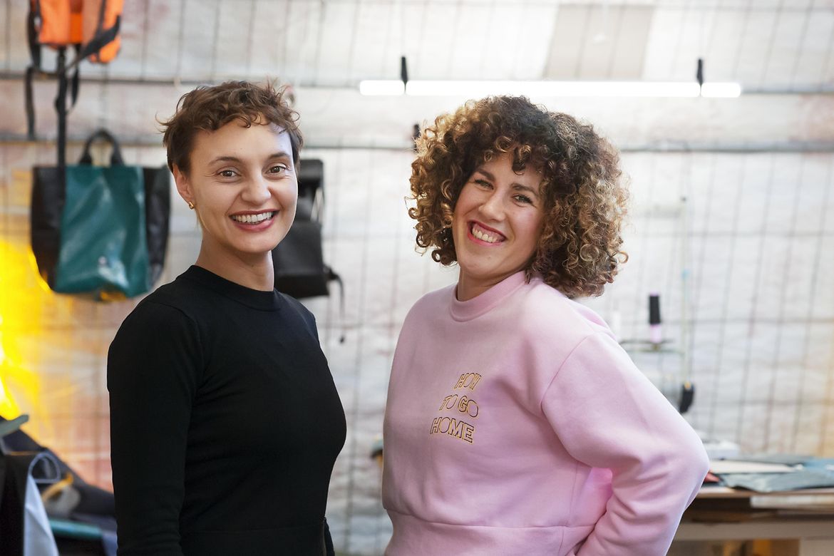 Die beiden Projektgründerinnen Nora Azzaoui und Nora Günther in ihrer Werkstatt in Berlin-Neukölln.