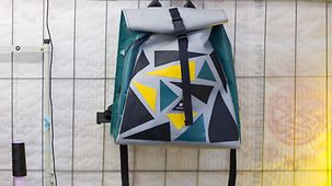Ein bunter Rucksack aus Schlauchboot-Material. 